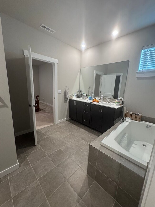 Building Photo - Immaculate Single-Story in the Ridgeview Neighborhood