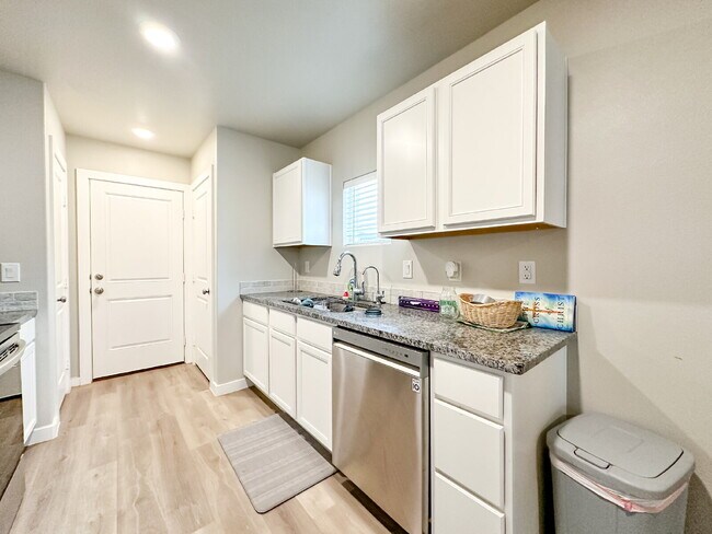 Building Photo - 3/2/1 in Upland Crossing!