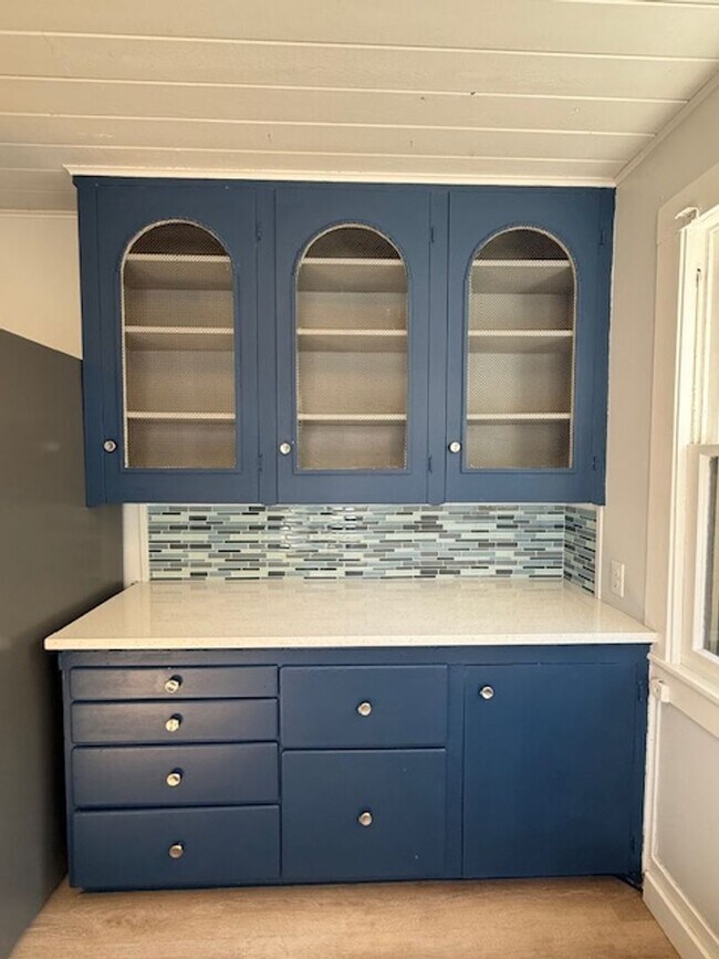 Building Photo - Updated ground floor unit in vintage duple...