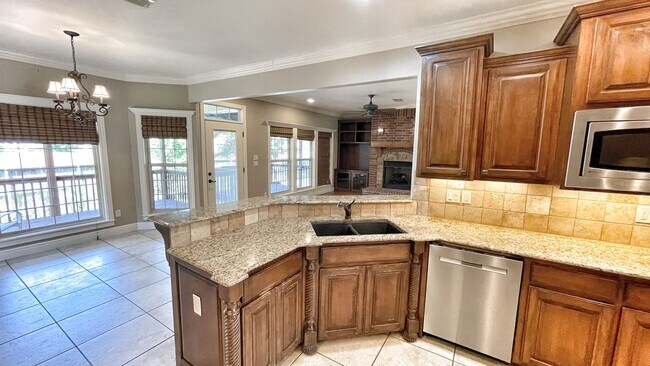 Building Photo - 1501 NE Greenbrier Ct