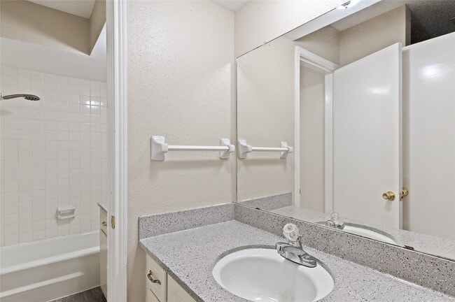 Building Photo - 233 W Tri Oaks Ln