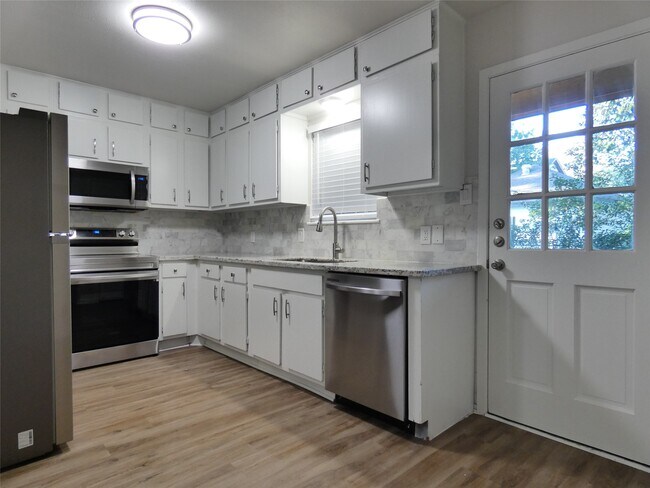 Building Photo - 610 Golfview Dr