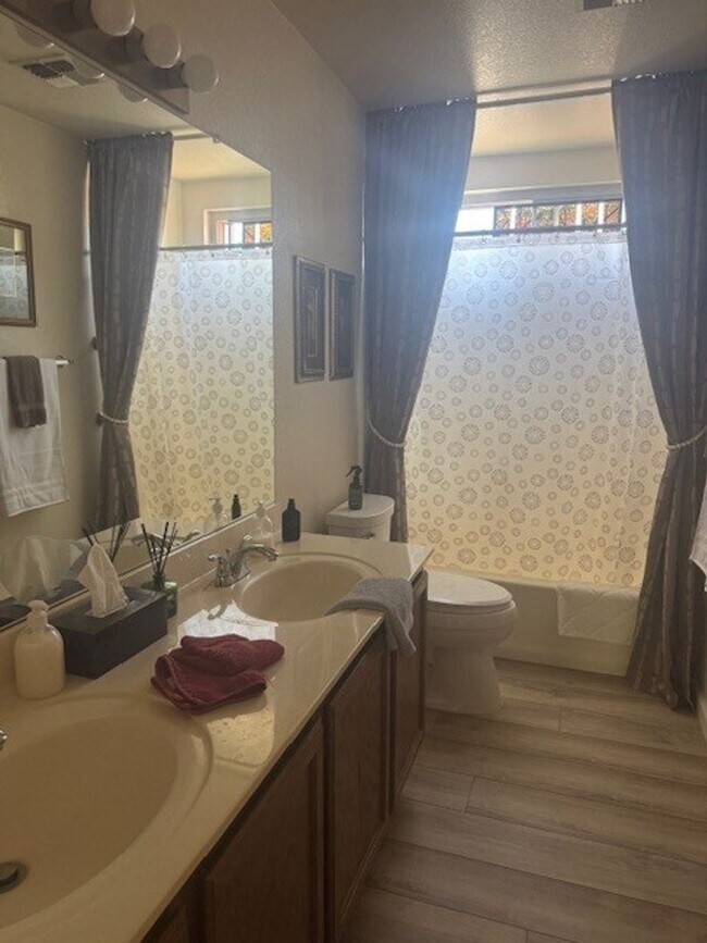 Building Photo - Lovely updated 3 bed 2 bath home in Leisur...