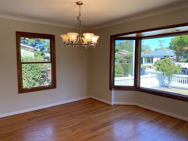 Building Photo - Charming home in great location