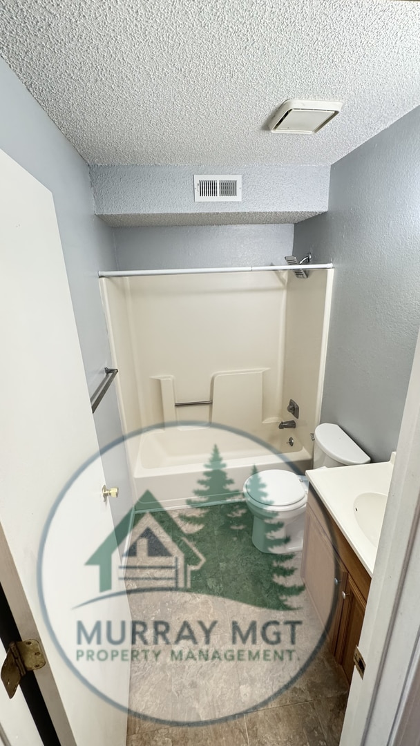 Building Photo - 2 Bedroom, 1 Bathroom Second Floor Apartment!