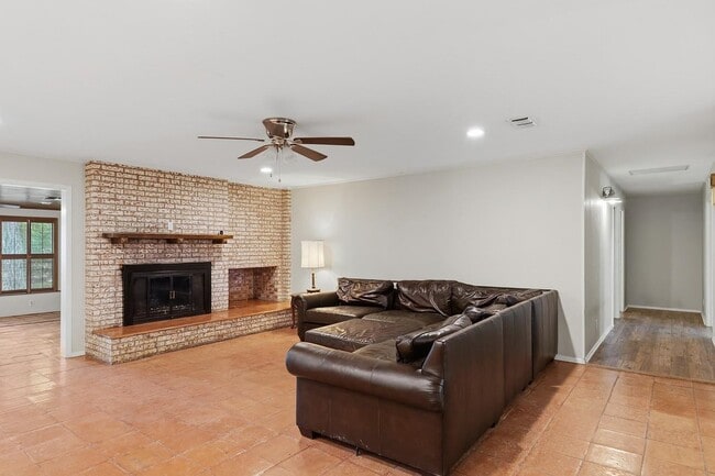 Building Photo - 21 Larkwood Ln