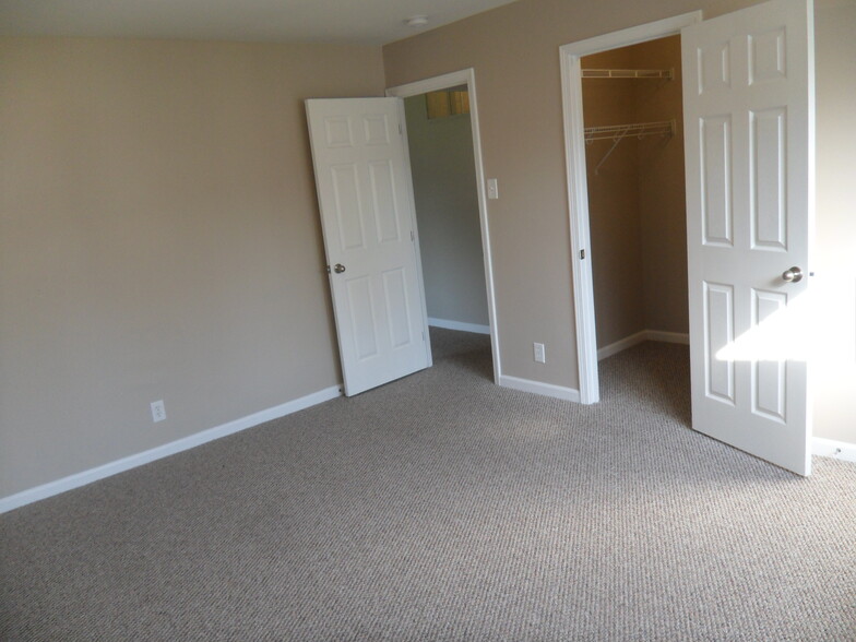 Building Photo - 5526 Humbert Rd