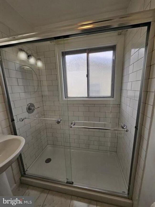 Building Photo - Detached ranch style house