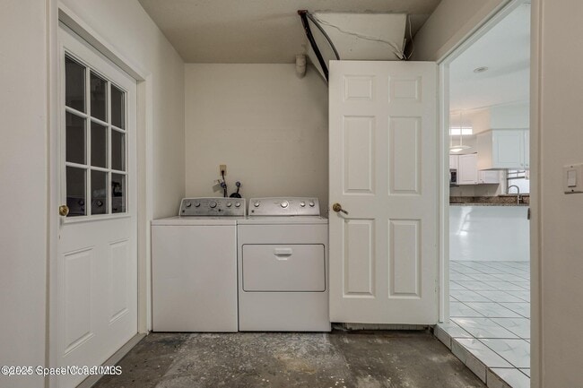 Building Photo - 302 Emerald Pl E
