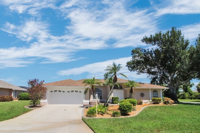Building Photo - Gulf View Estate Annual Home for Rent
