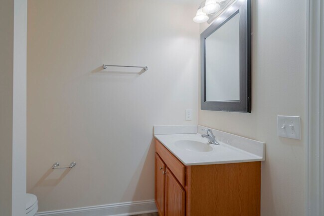 Building Photo - Oak Tree Townhome | 4 Bed, 4.5 Bath | Avai...