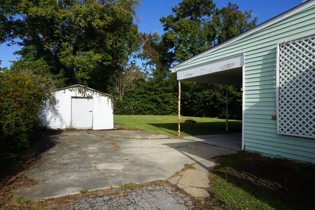 Building Photo - Pet Friendly 3 Bedroom 1 Full Bath located...