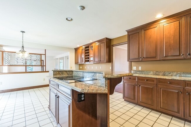 Building Photo - Spacious 5BR House in Pottstown