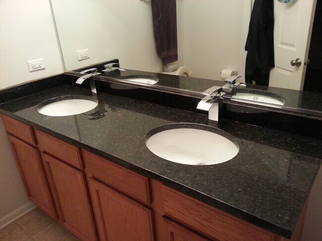 Building Photo - 928 Charlton Ln