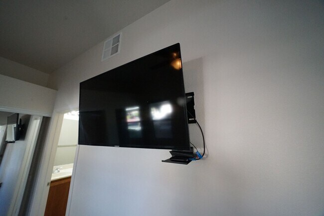 Building Photo - SHOWINGS AVAILABLE NOW