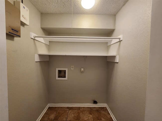 Building Photo - 17742 Kings Park Ln