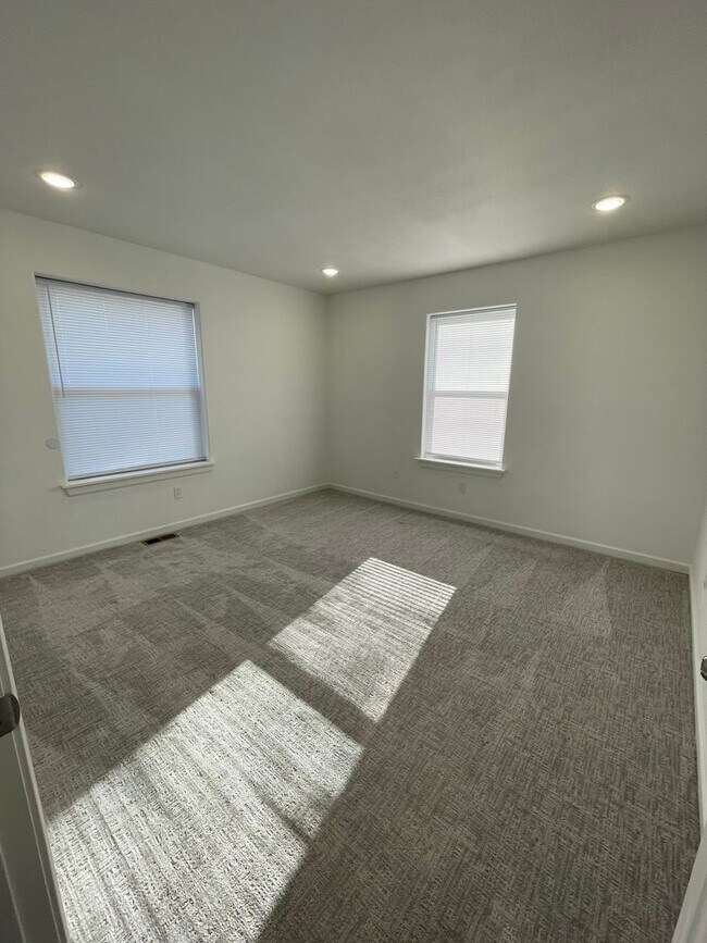 Building Photo - Townhomes Now Available in Strafford MO!