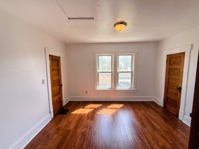 Building Photo - Two bedroom one bathroom home for rent