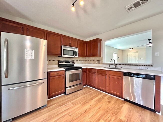 Building Photo - Inviting 4/BR 2/BA Home with Spacious Back...