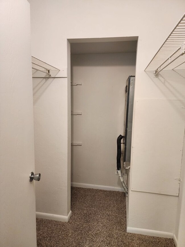 Building Photo - ** Available now** 2 Bedroom/2 Bath Condo on Southside close to Truman