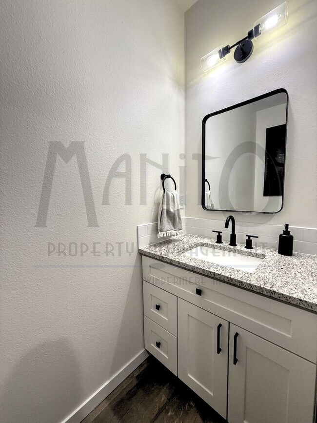 Building Photo - Beautiful Townhouse Steps From Centennial ...