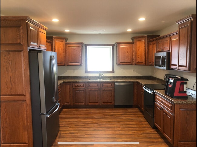 Building Photo - 1402 Maple Dr