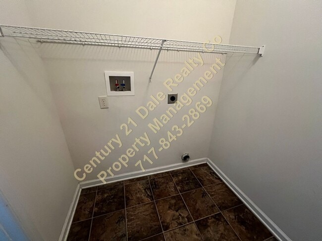 Building Photo - Beautiful 3 BR, 2.5 Bath home in Woodcrest Hills Condo located in Central York School District