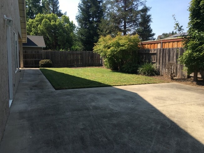 Building Photo - 3 Bedroom Chico Home with 3 Car Garage!