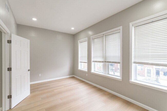 Building Photo - 2827 W Girard Ave
