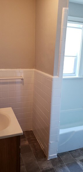 Building Photo - 172 Bigelow St