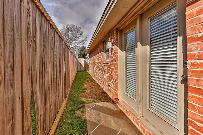 Building Photo - 10106 Englewood Ave