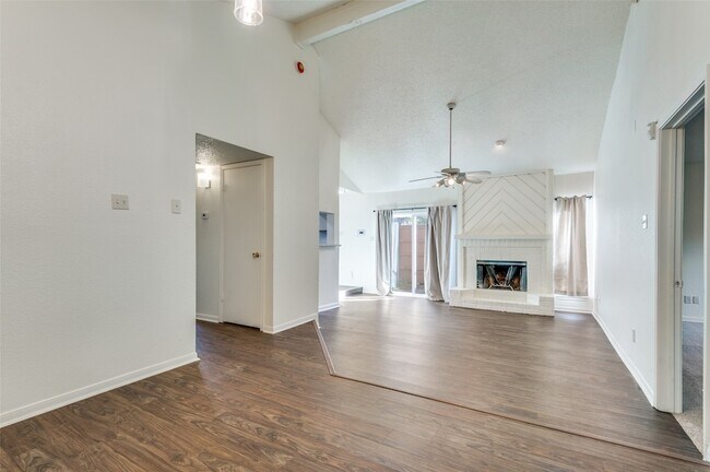 Building Photo - 2634 Encina Dr