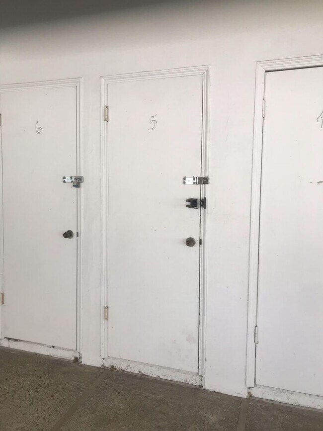 Building Photo - Tranquil and Remodeled 2BR/1BA Updated Uni...