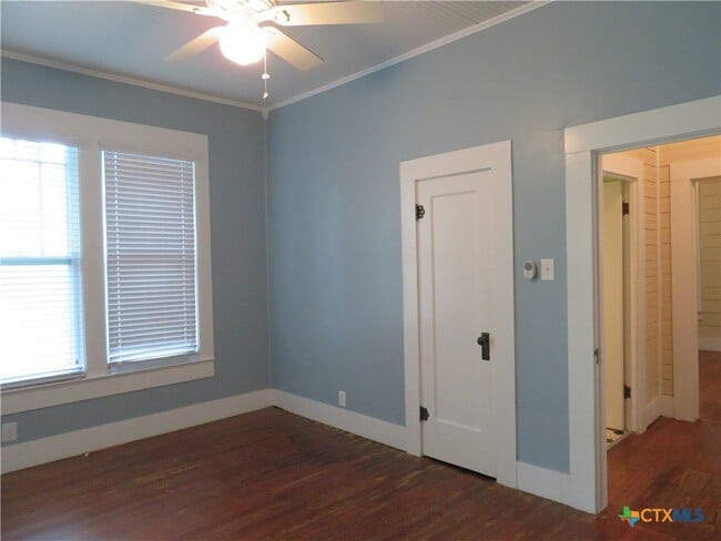 Building Photo - 610 E Krezdorn St