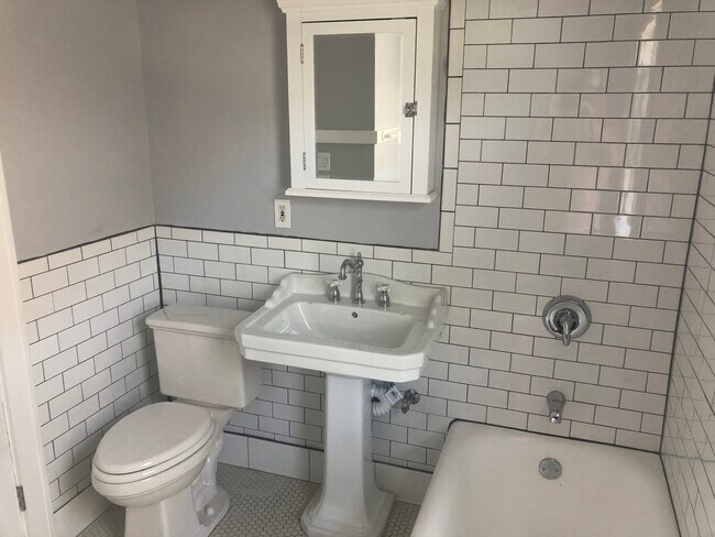 Building Photo - 1825 E Newton Ave