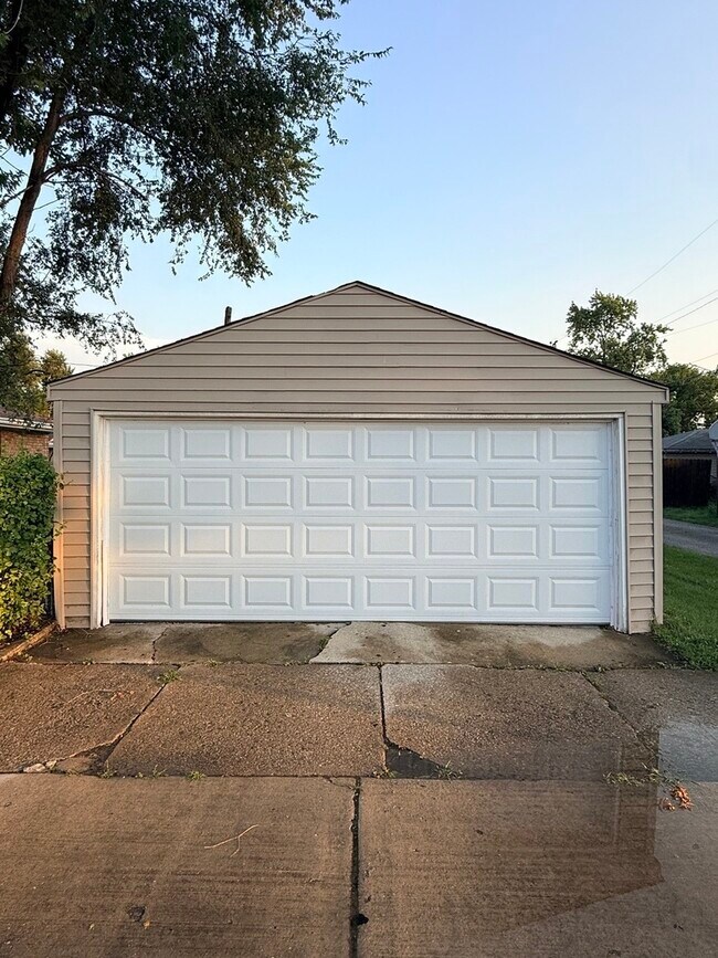 Building Photo - 17002 Greenbay Ave