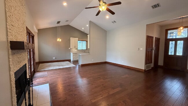Building Photo - Beautifully Updated 3BR Home in Prime South Austin Location!