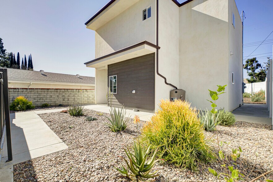 Building Photo - 10499 Yolanda Ave