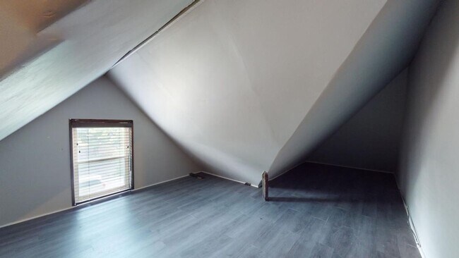 Building Photo - 5 BEDROOMS + 2 FULL BATHROOMS + 5 FREE OFF...
