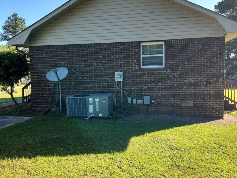 Building Photo - 117 Louispal Cir