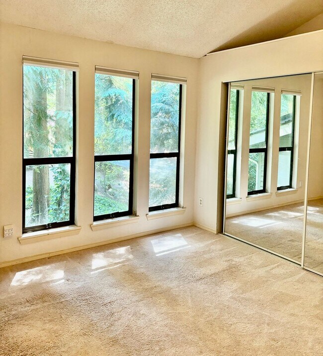 Building Photo - 3 Bed / 3 bath Sahalee single family home ...