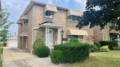 Building Photo - Spacious Lakeshore Living – 3-Bedroom Duplex with Charm & Convenience