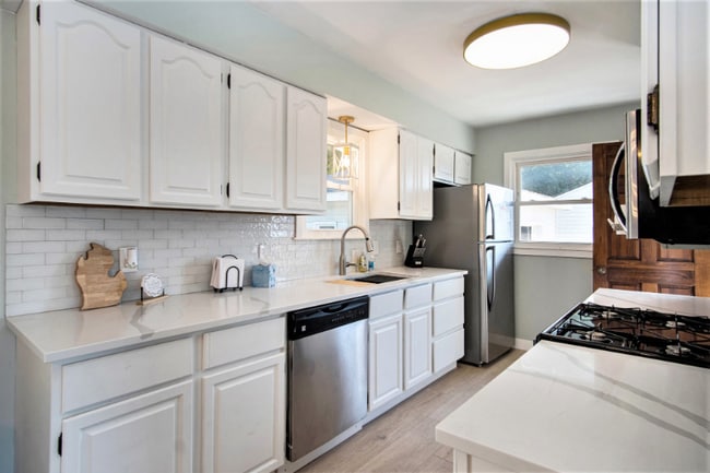 Building Photo - 2245 Lakeshore Dr