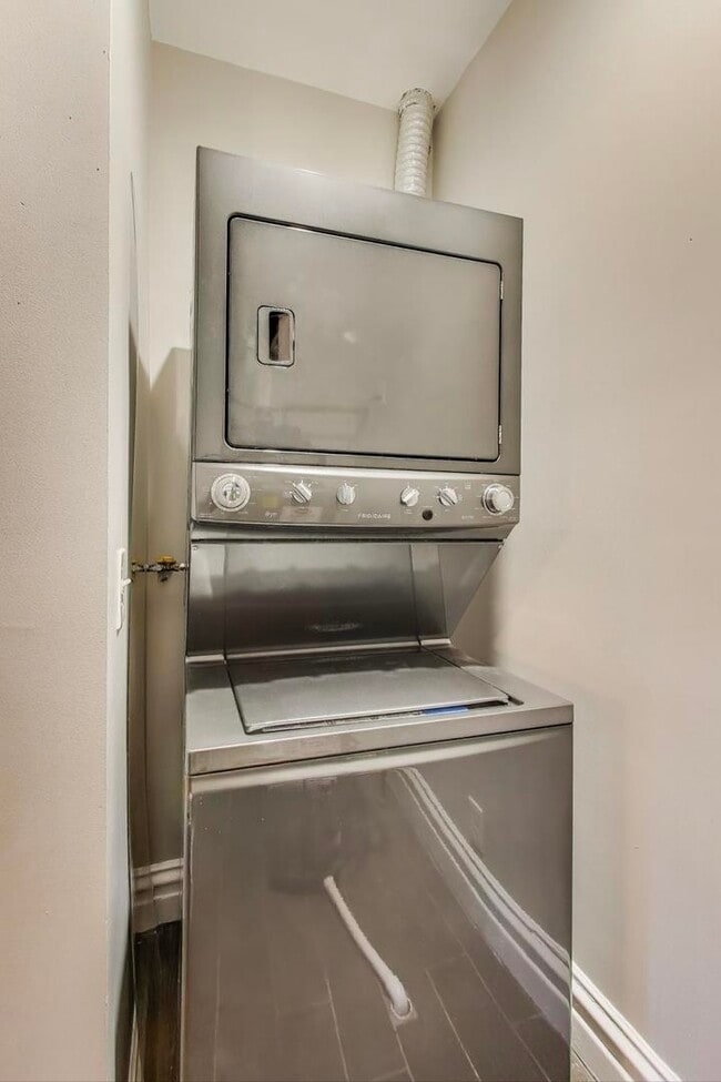 Building Photo - 1601 W Touhy Ave