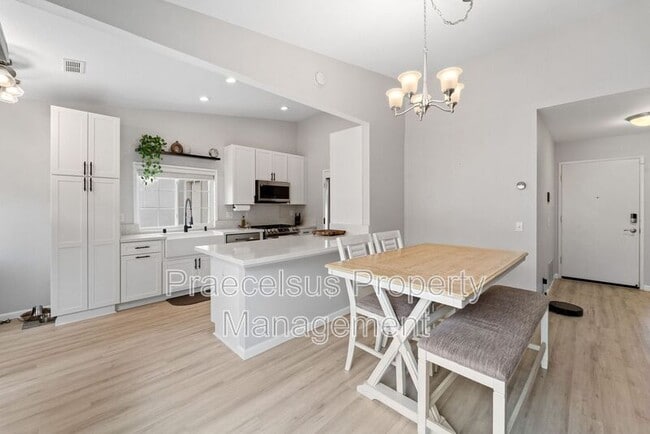 Building Photo - 2039 Waterbury Dr