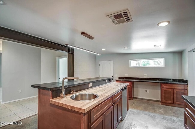 Building Photo - 1612 E Gaylon Dr