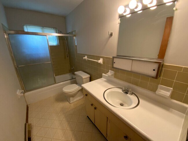 Building Photo - 4208-4210 Rollins Rd