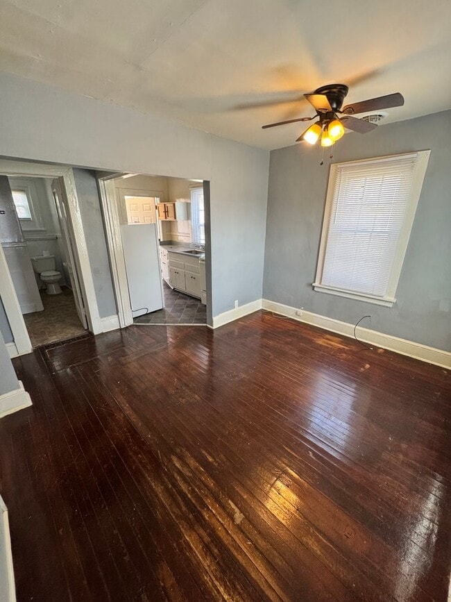 Building Photo - 2 bedroom house in Fulton Hill; Big yard, laundry, central hvac all electric and a deck!