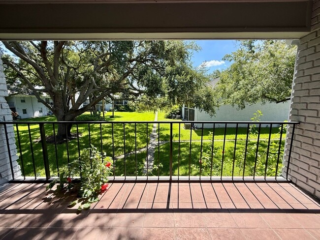 Building Photo - STRATFORD CONVENIENT 1/1 CONDO IN SEMINOLE...