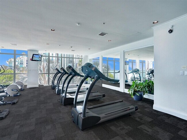 Building Photo - 1155 Brickell Bay Dr